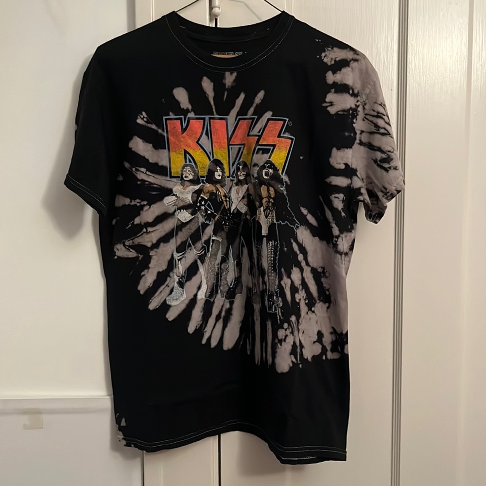 ✅ KISS Short Sleeve Tie Dye Spell Out Logo Rock Band Tee T Shirt Black Cotton